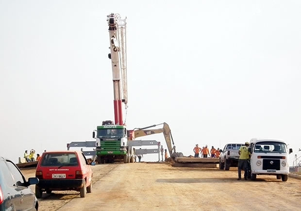 Rachadura ocorreu devido a uma infiltrao constatada aps o planejamento das obras.