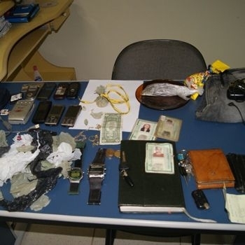 Objetos e drogas encontrados na residncia