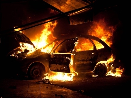 Veculo que foi incendiado durante protesto de moradores