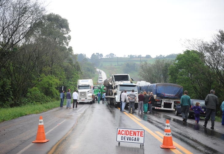 Acidente entre o �nibus e o caminh�o interditou a rodovia em SC