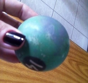 Bola de sinuca atirada contra escola 