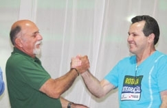 O governador Silval Barbosa cumprimenta o governador do Par, Simo Jatene, durante o final do estradeiro Rota da Integ