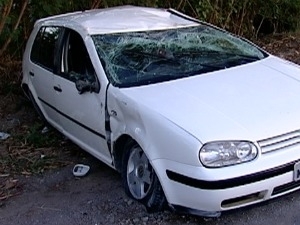 Homem bate em moto, derruba poste e capota na BR-101 no ES