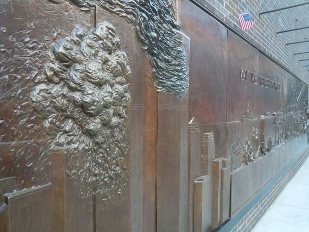Painel de tributo �s Torres G�meas instalado nas margens das obras do novo World Trade Center, em Manhattan