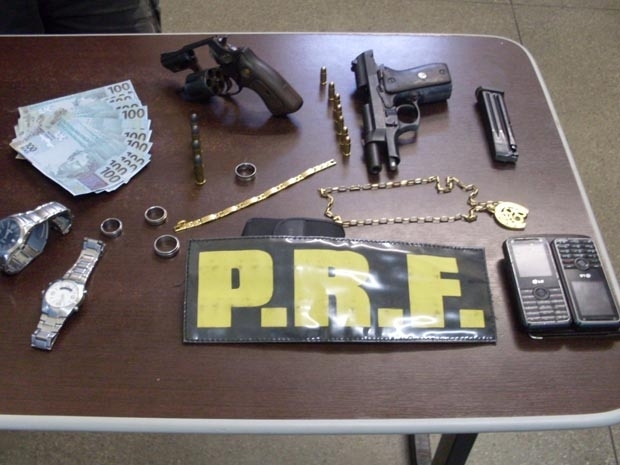 Notas foram encontradas aps abordagem policial. Suspeitos esto presos na delegacia da regio.