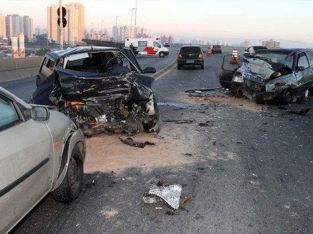 O acidente envolveu ao menos tr�s ve�culos no viaduto Engenheiro Alberto Badra, segundo o Corpo de Bombeiros