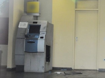 Caixa eletr�nico dentro de pr�dio p�blico foi arrombado com uso de ma�arico 