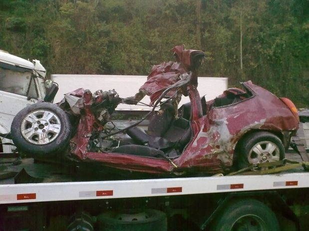 O Celta envolvido no acidente ficou destrudo aps bater em uma carreta e um nibus, em Pouso Novo (RS)