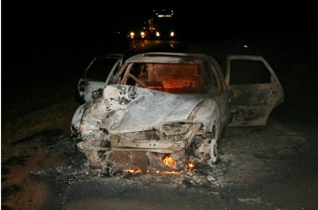 Carro que bateu na moto pegou fogo ap�s a colis�o