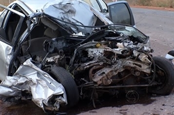 Motorista morre aps colidir com caminho em estrada de MT