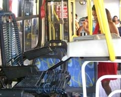 Nem cobradores, nem motorista, tampouco usurios esto contentes com situao; resultado  o atraso