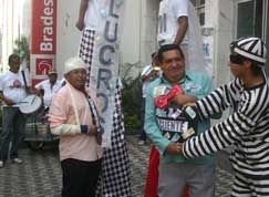 At artifcios teatrais foram usados para lembrar escudo humano feito por bandidos nos assaltos