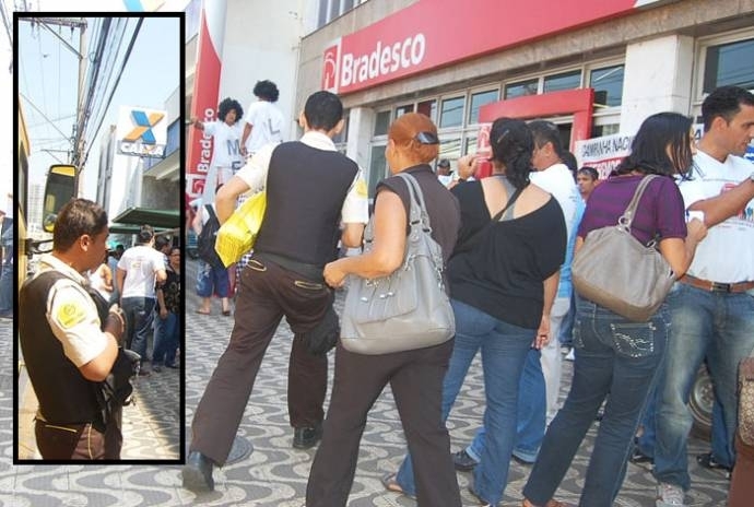 Por volta de 11h desta quinta (1), seguranas transportam dinheiro para agncia, em meio  multido