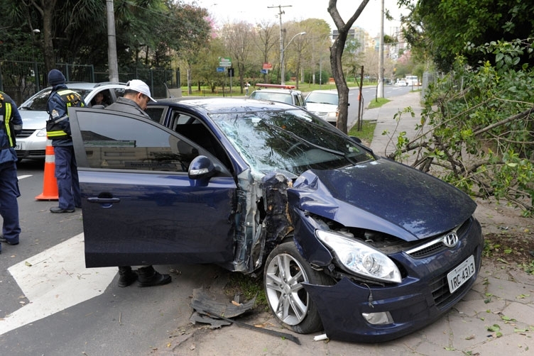 Duas pessoas ficaram feridas na coliso