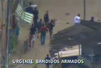 Criminosos andam em grupo pelas ruas de Manguinhos com armas nas mos, prontos para o confron com a polcia