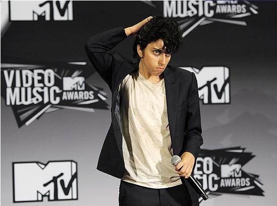 A cantora Lady Gaga como seu alter ego masculino Jo Calderone nos bastidores do MTV Video Music