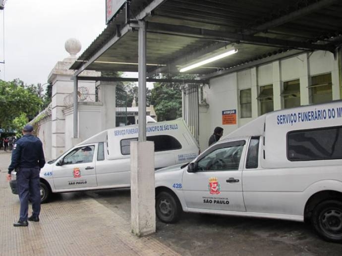 Guardas-civis dirigem carros do servio funerrio