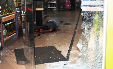 Um dos assaltantes foi morto a tiros, dentro da Galeria It�lia, no Jardim das Am�ricas 