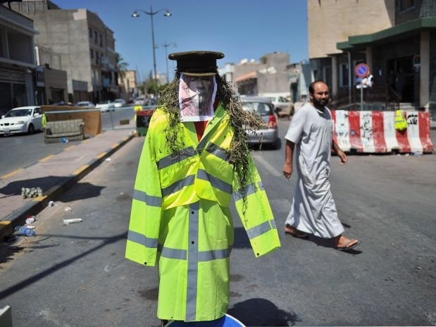 No centro de Trpoli, um espantalho representa o lder Muammar Kadafi, de quem aparentemente ainda no se sabe o paradei