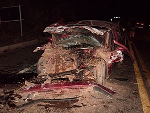 Carro onde estavam v�timas ficou destru�do