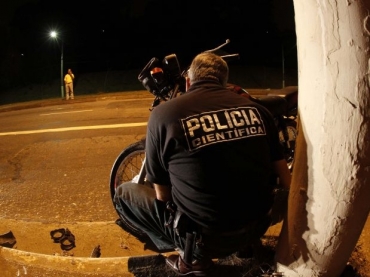 Perito examina motocicleta usada por adolescente infrator em sua quarta cena de crime do plant�o