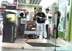 Bandidos se disfararam em lan house, esperaram seguranas entrarem com dinheiro e os renderam j matando um dele