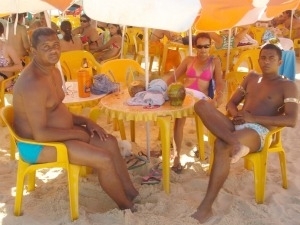 Altieri (direita) com a famlia, cerca de um ano