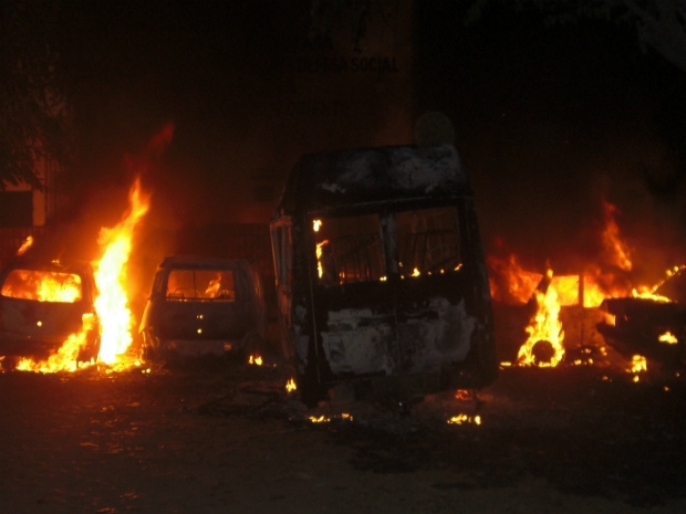 Membros da quadrilha haviam incendiado seis carros da polcia em 14 de agosto