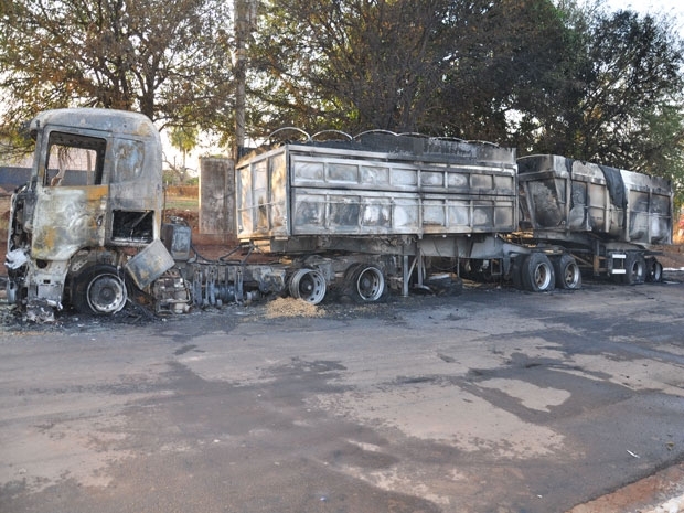 Segundo Bombeiros, fogo comeou entre os eixos do veculo