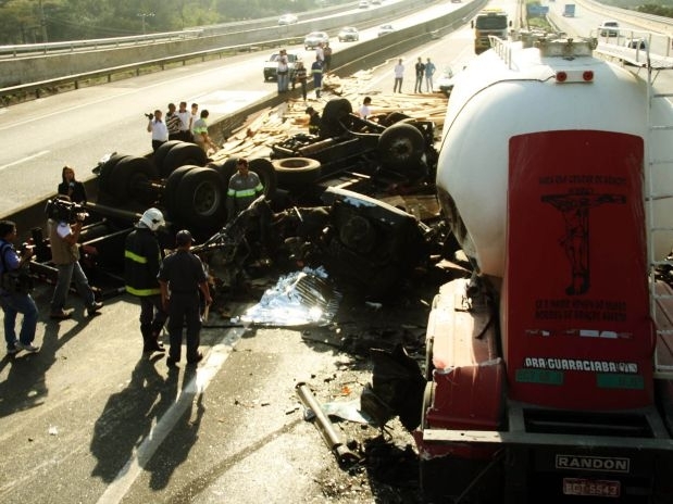 Acidente aconteceuna via expressa da rodovia