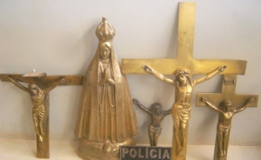 Imagens de bronze que foram apreendidas pela PM com os dois suspeitos