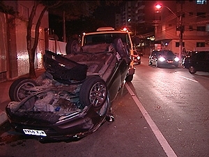 Carro capota na avenida Hugo Musso, em Vila Velha