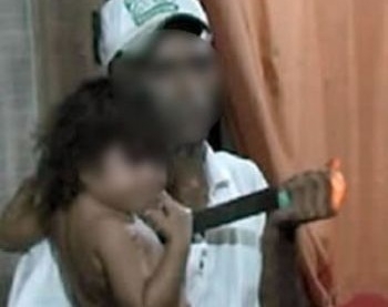 Policiais negociaram com o suspeito por duas horas para que liberasse a criana.