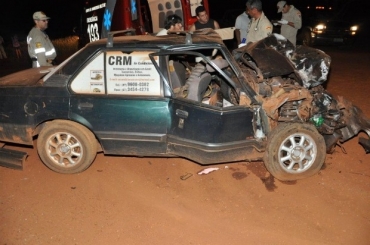 Carro ficou destru�do ap�s colis�o com carreta 
