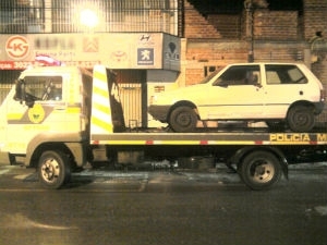 Carro foi apreendido na noite de quinta-feira (25)