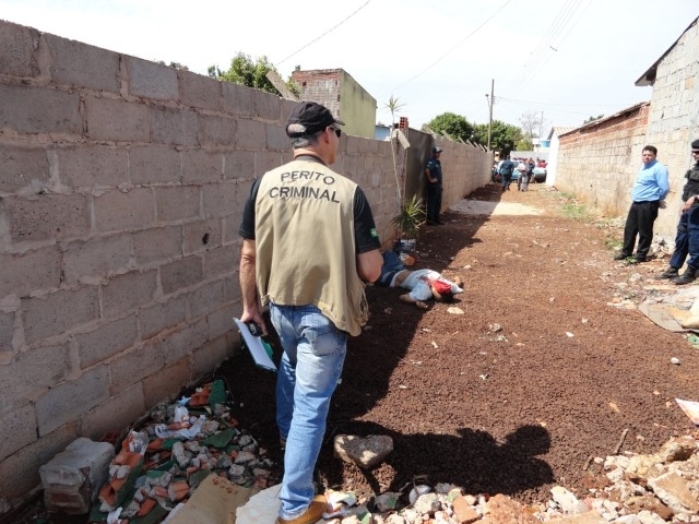Jovem estava conversando com um amigo quando foi morto