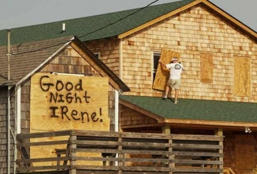 Morador se prepara para a chegada do furac�o Irene