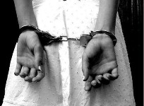 A menor estava com cinco trouxinhas de pasta base de cocana