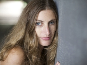 Tanya Vlach com o olho esquerdo implantado aps acidente em 2005. 