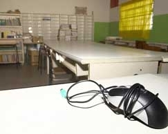 Mouse sobre a mesa onde ficava parte dos notebooks levados pelos assaltantes ontem de madrugada