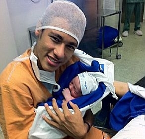 Neymar segura o filho Davi Lucca nos braos