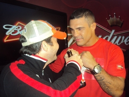 Vitor Belfort brincou com fs durante evento no Rio de Janeiro