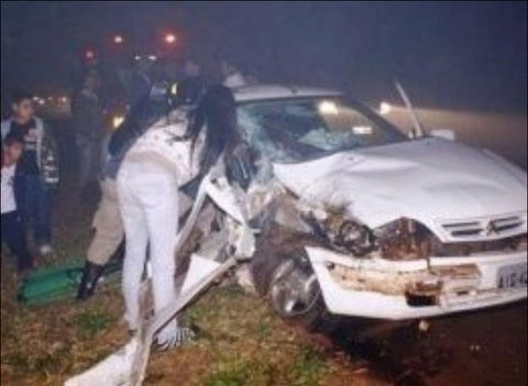Veculo citroen invadiu pista e causou tombamento da carreta