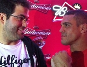 Vitor Belfort posa com f durante a festa no Rio. Lutador foi muito ovacionado