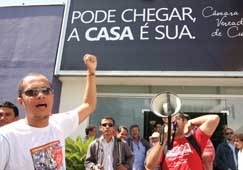 Manifestantes se reuniram mais uma vez ontem na frente da Cmara de Vereadores para protestar contra privatizao