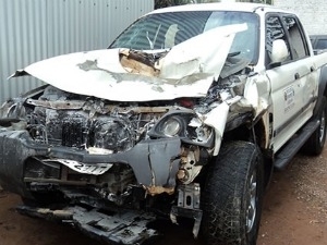 Caminhonete ficou destru�da ap�s bater em vaca e cair em barranco.