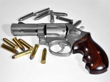 O comerciante tem liberao de posse e porte de armas e todas as armas esto registradas em seu nome 