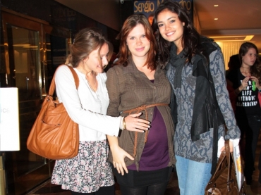 Carolinie, Sophie e Carol em shopping carioca no domingo, 21