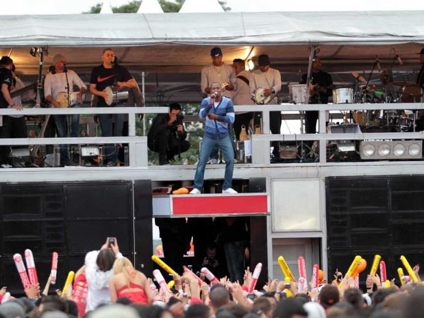 O grupo toca na Arena Anhembi, onde Ivete apresenta seu show Madison Square