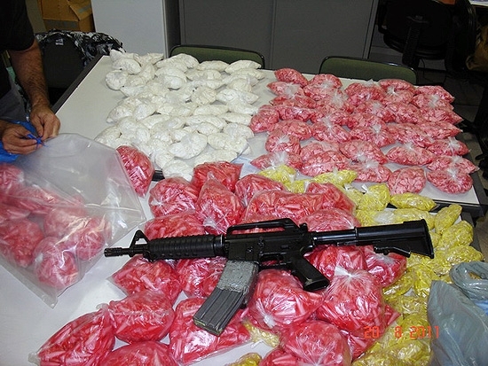 Operao do Denarc encontrou 73 mil pinos de cocana e fuzil AR-15.